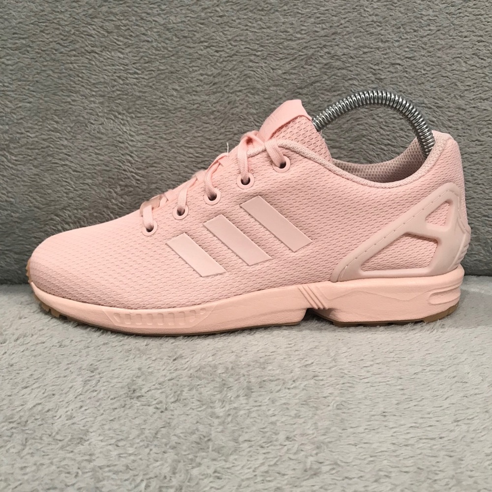 Adidas women size 7.5 néw shoes.